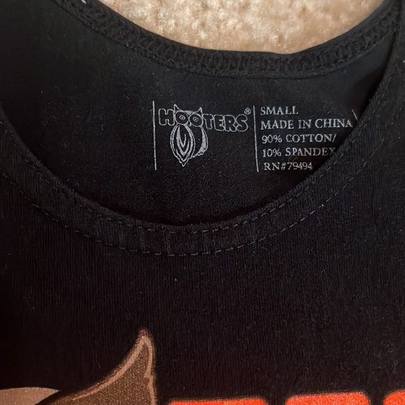 Authentic Hooters black tank top - Picture 3 of 4